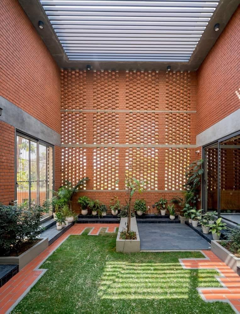 Cour intérieure en brique avec pergola